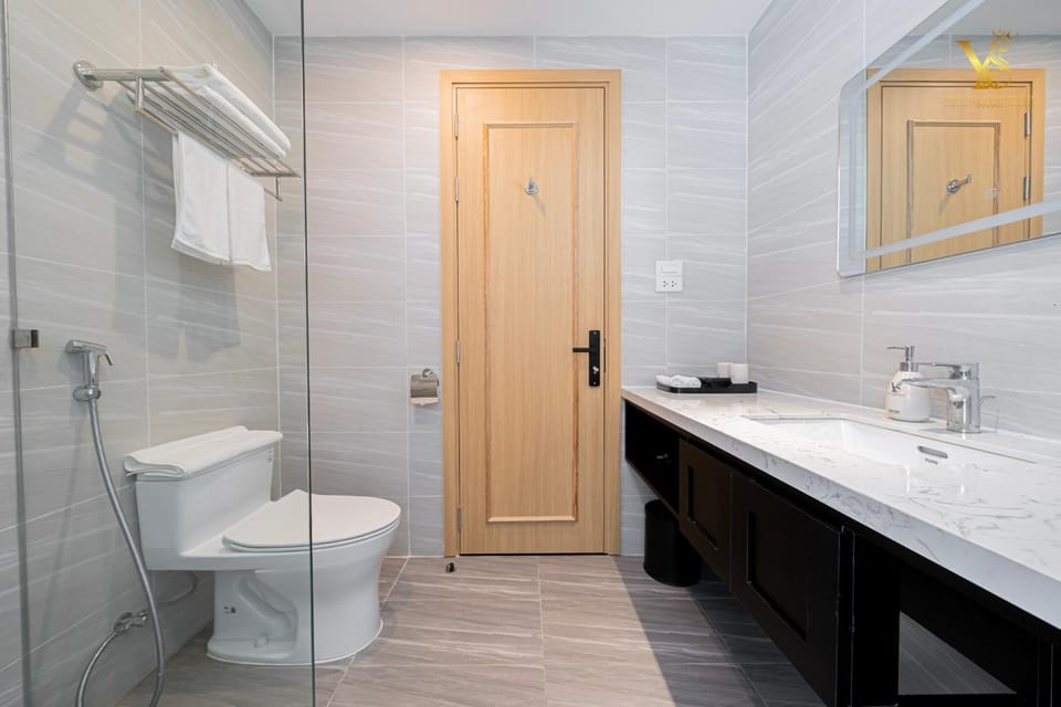 Toilet, towels