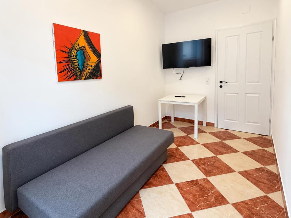 Bed, TV and multimedia, Seating area, Bedroom