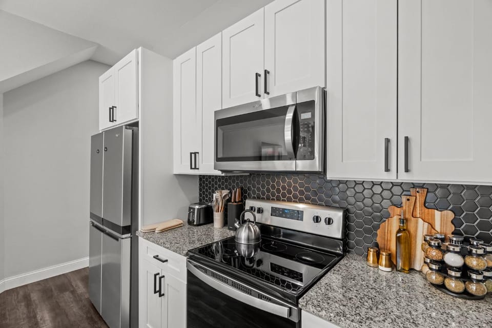 Coffee/tea facilities, Kitchen or kitchenette, oven, stove, toaster