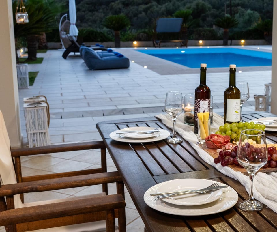 Garden, Food and drinks, Dining area, Garden view, Pool view, Swimming pool, sunbed