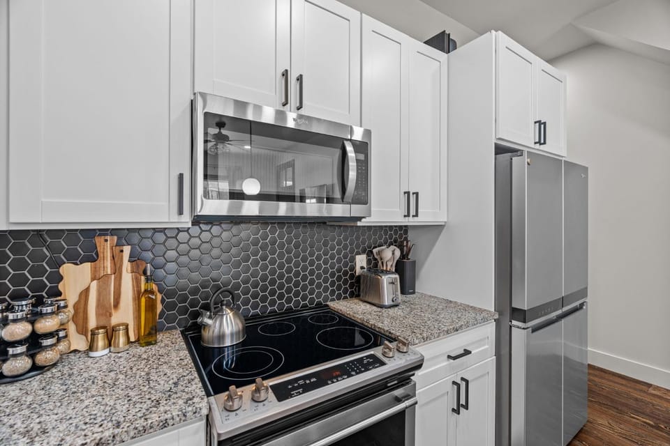 Coffee/tea facilities, Kitchen or kitchenette, oven, stove