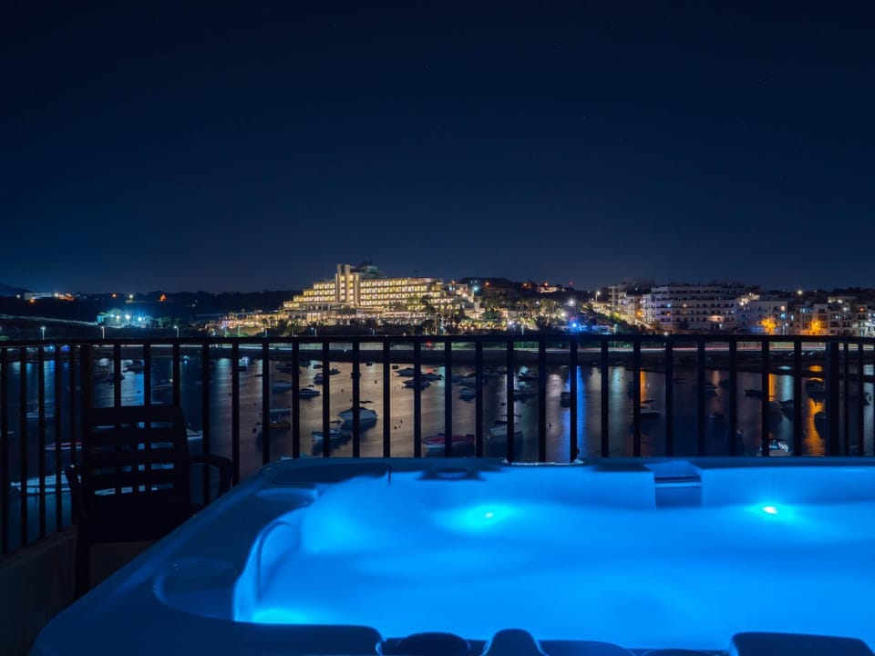 Night, Natural landscape, Hot Tub, View (from property/room), Balcony/Terrace, City view, Pool view, Swimming pool