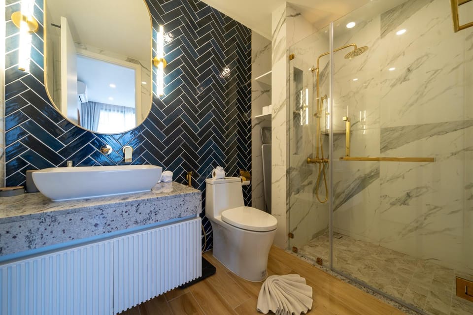 Shower, Toilet, Bathroom, towels