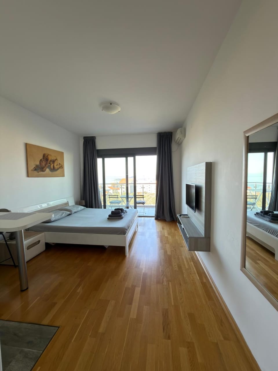 Bed, TV and multimedia, Photo of the whole room