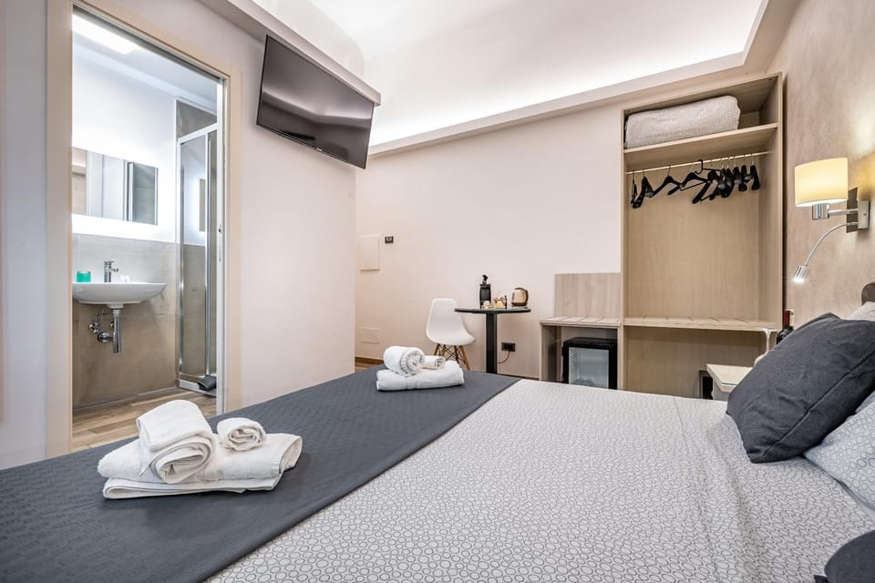 Bed, Photo of the whole room, Bedroom, towels