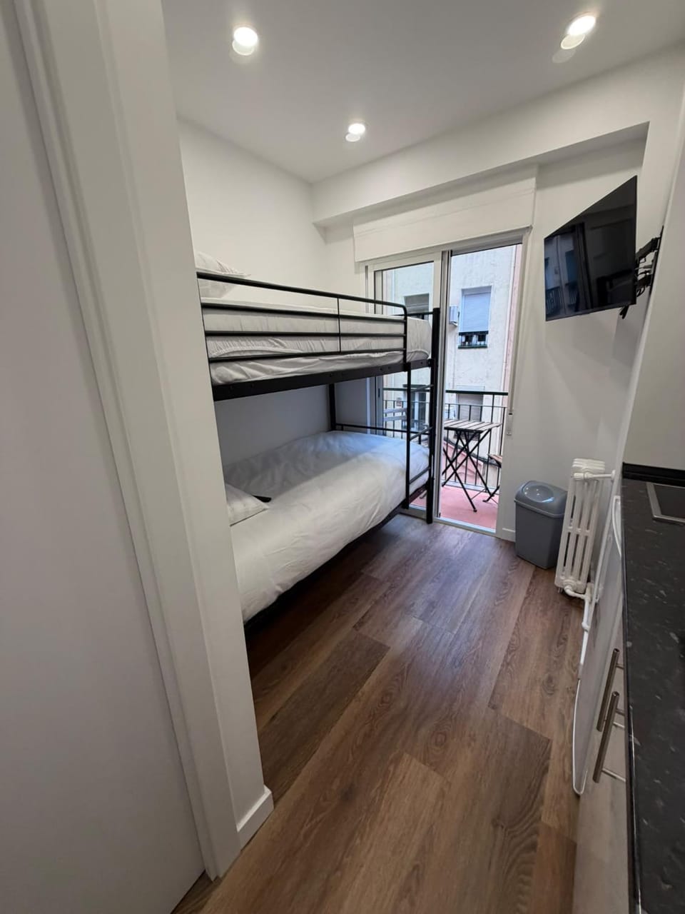 Communal lounge/ TV room, Bed, TV and multimedia, Kitchen or kitchenette, Photo of the whole room, Bedroom, bunk bed