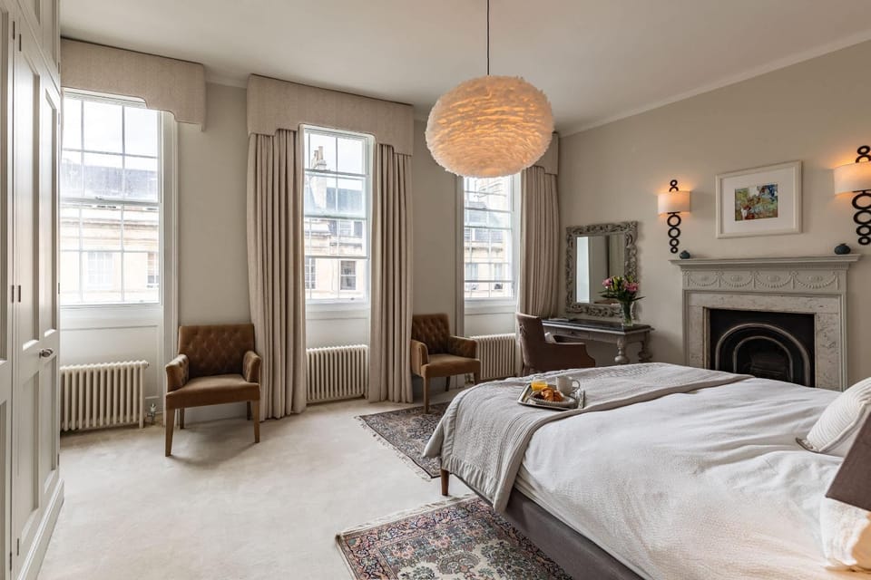 Central Townhouse with Walled Garden & Parking House in Bath