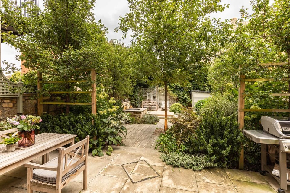 Central Townhouse with Walled Garden & Parking House in Bath