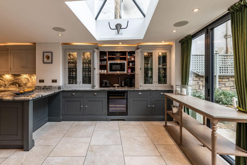 Central Townhouse with Walled Garden & Parking House in Bath