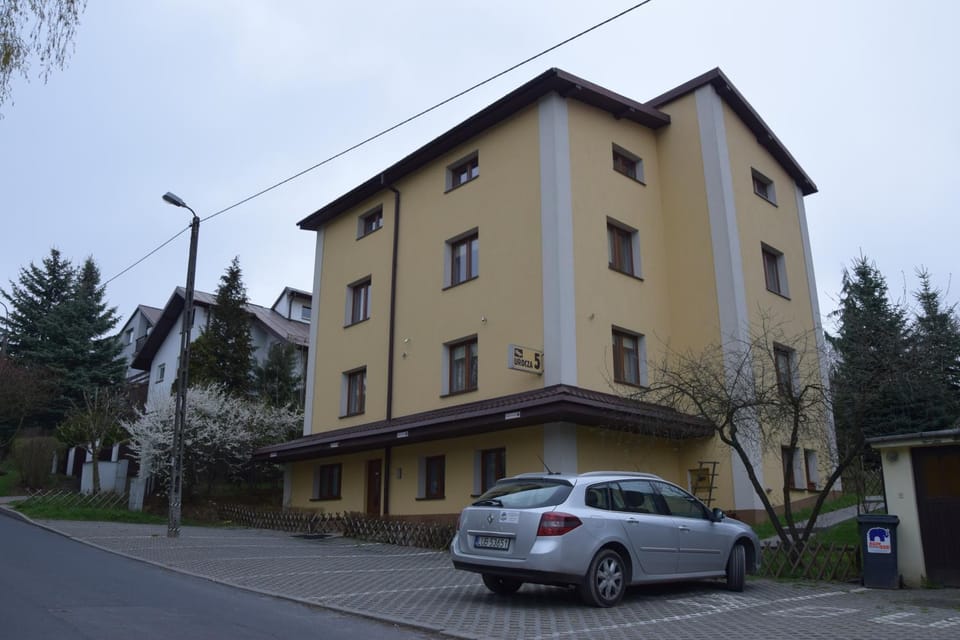 Property building, Day, Neighbourhood, Street view, Location, Parking