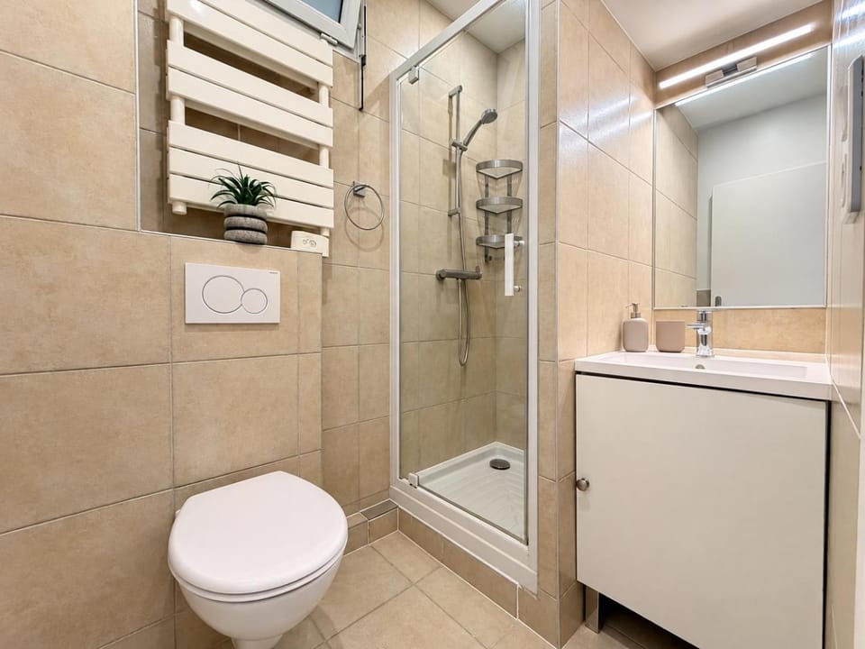 Shower, Toilet, Bathroom, towels
