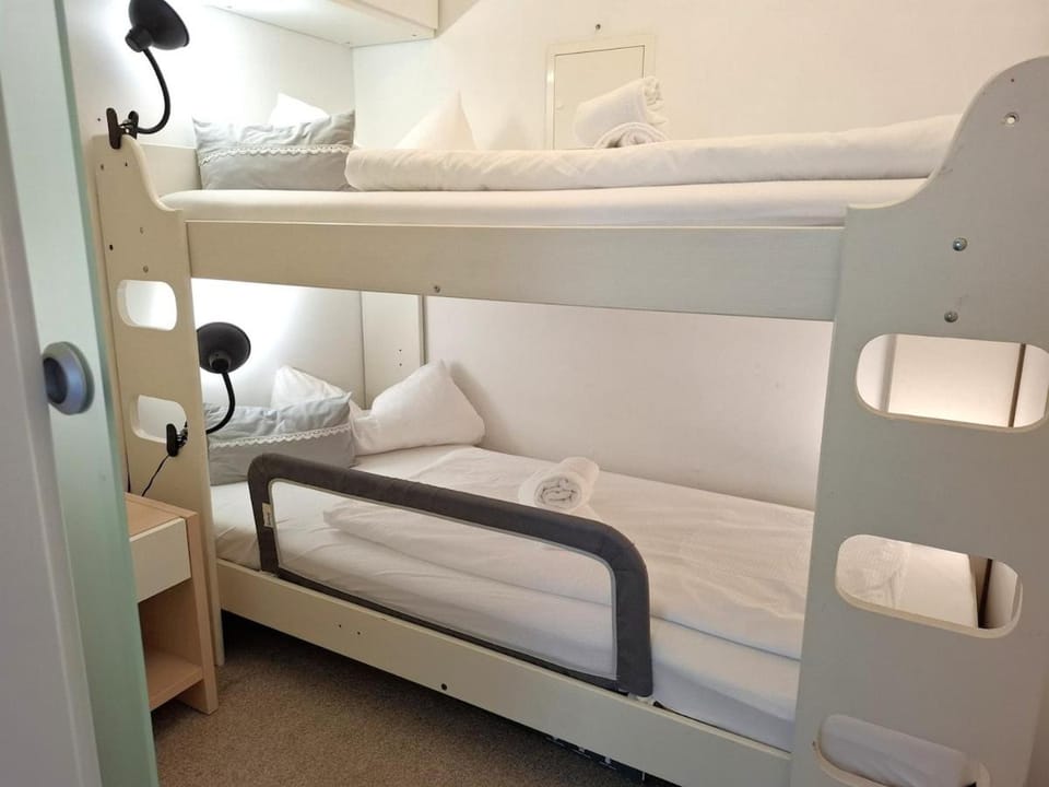 Photo of the whole room, Bedroom, bunk bed, towels