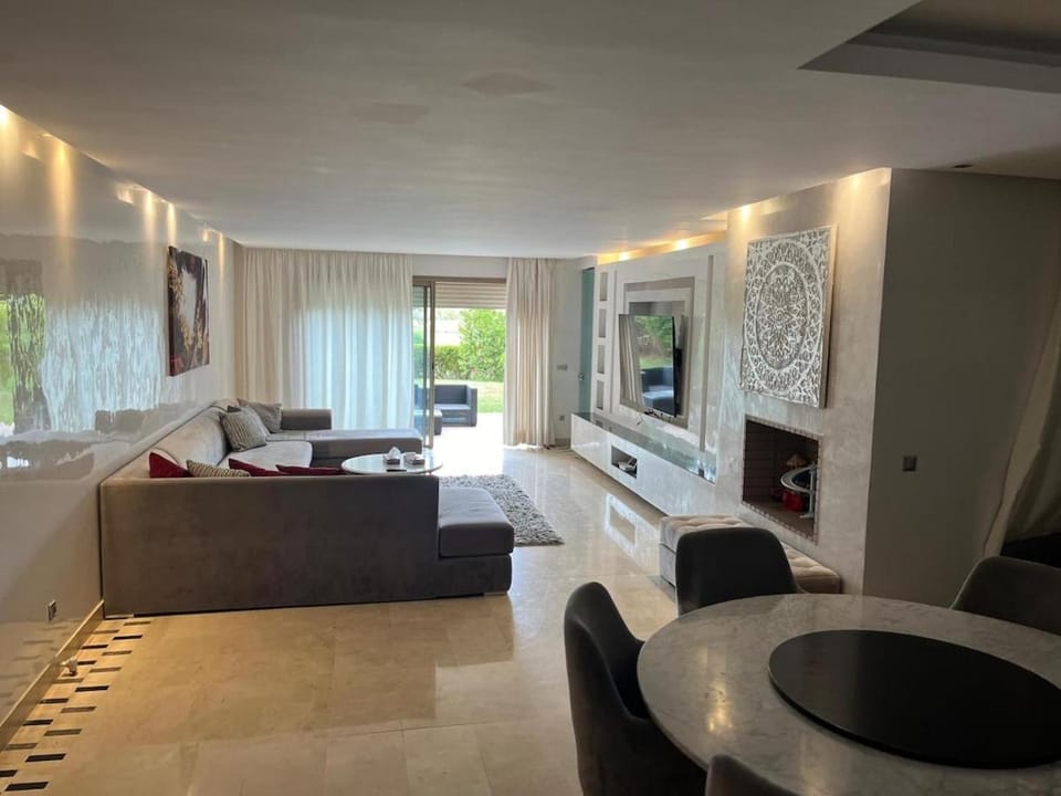 Bed, Seating area