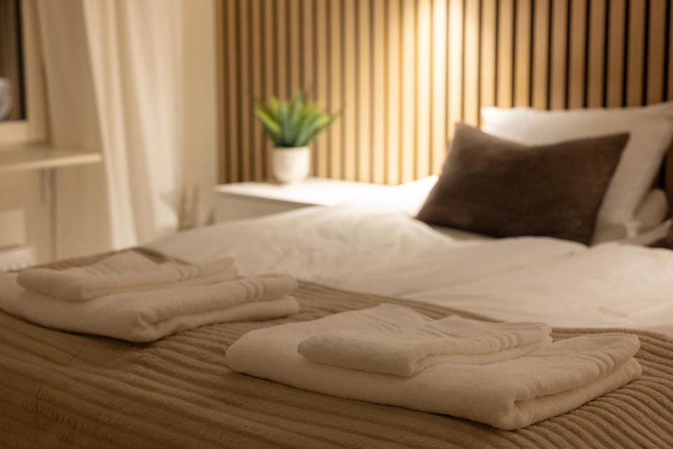 Bed, Bedroom, towels