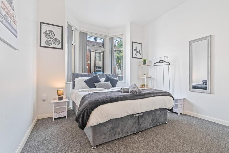 Spacious 5BR House in Coventry Family & Group Stays Apartment in Coventry