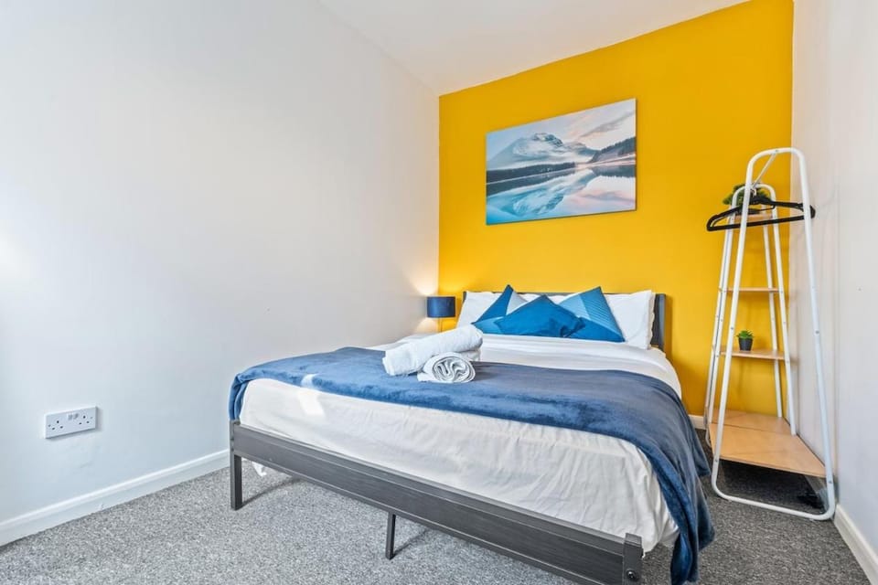 Spacious 5BR House in Coventry Family & Group Stays Apartment in Coventry