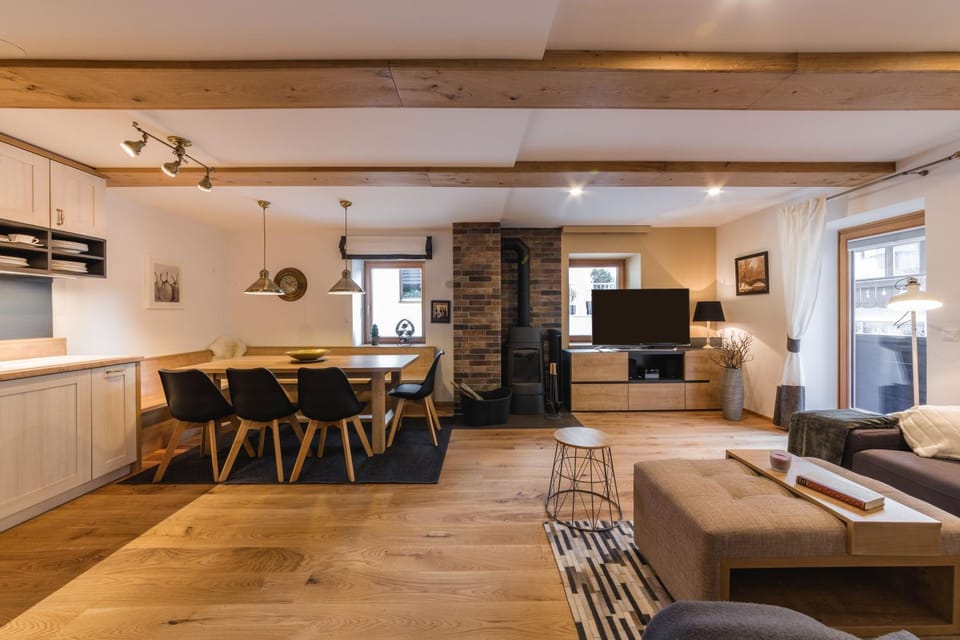 TV and multimedia, Kitchen or kitchenette, Seating area