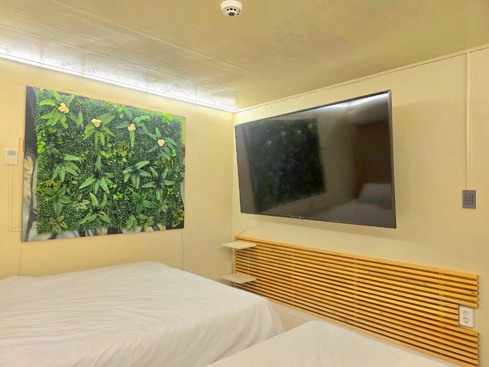 Bed, Property logo or sign, Property logo or sign, TV and multimedia, Photo of the whole room, Bedroom, Area and facilities, Area and facilities, Area and facilities