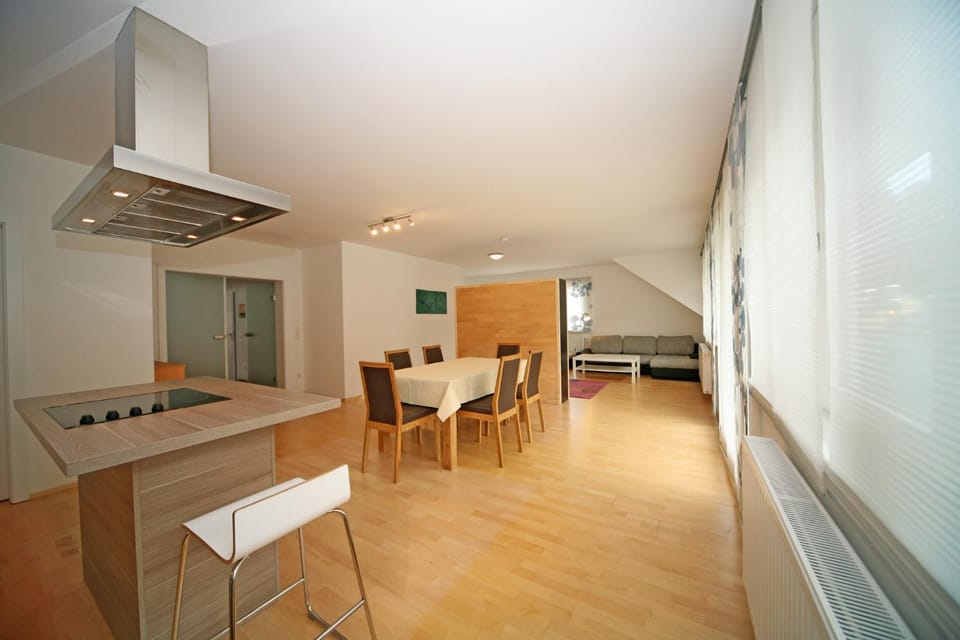 Summer, Dining area