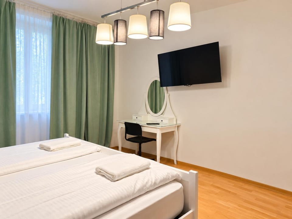Bed, TV and multimedia, Bedroom