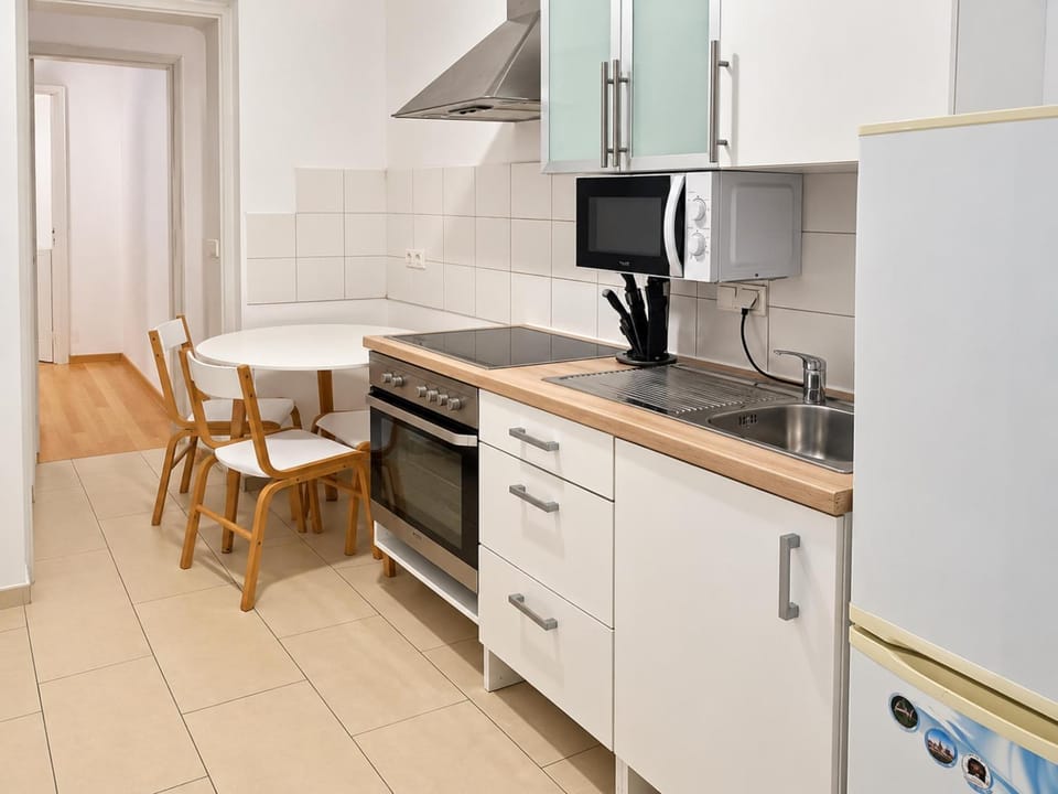 Dining area, oven, stove, toaster