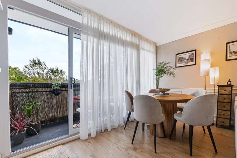 2 Bed Flat by Hackney Marshes Apartment in London Borough of Hackney