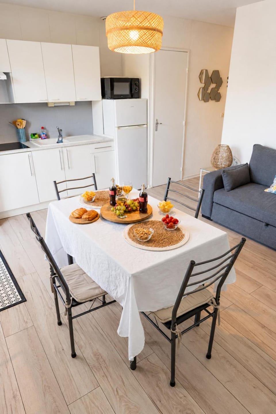 Kitchen or kitchenette, Living room, Seating area, Dining area, pet friendly, stove