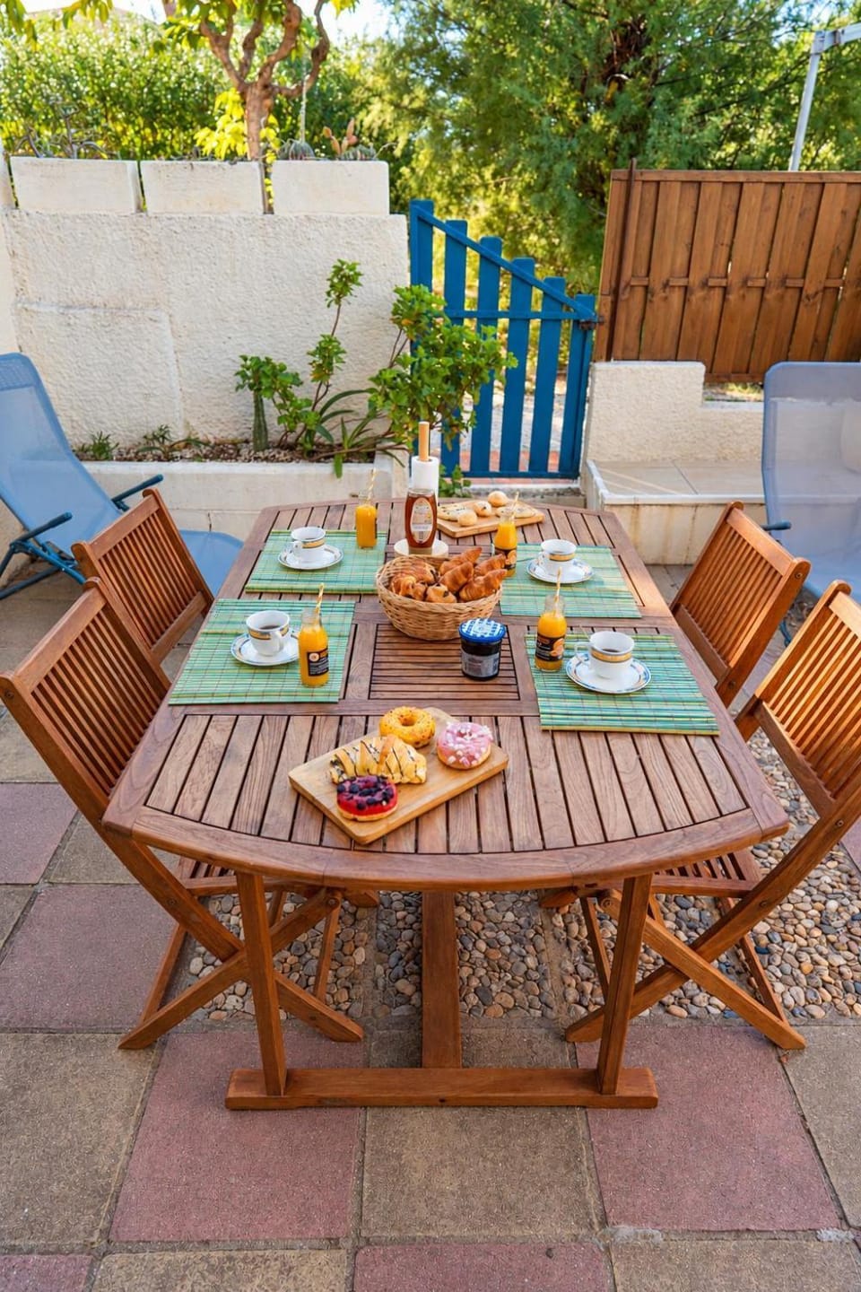 Patio, Day, Garden, View (from property/room), Balcony/Terrace, Living room, Seating area, Dining area, Food, Garden view, Lunch