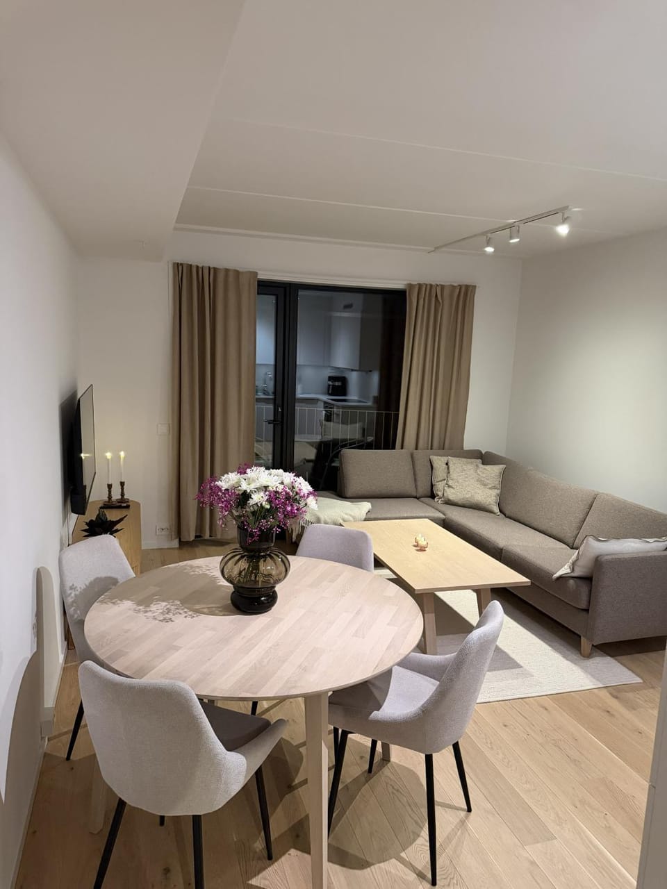 TV and multimedia, Living room, Seating area, Dining area