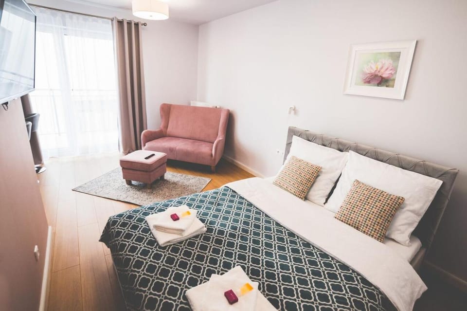 Bed, Living room, Photo of the whole room, Seating area, Bedroom
