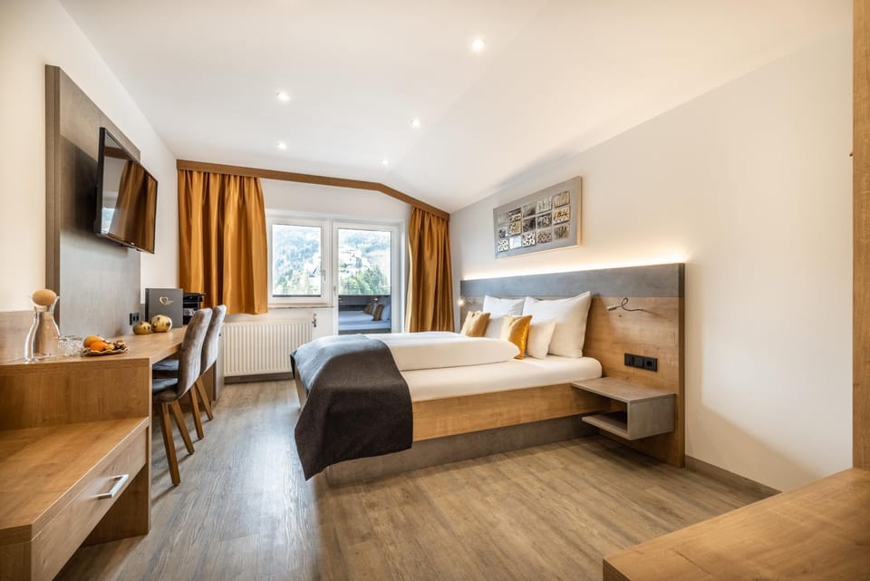 Nearby landmark, Communal lounge/ TV room, Bed, TV and multimedia, Photo of the whole room, Seating area, Bedroom, Landmark view, Mountain view, hair dresser