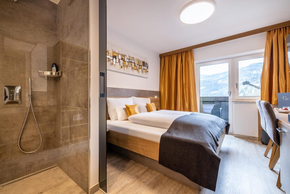 Nearby landmark, Bed, Photo of the whole room, Bedroom, Landmark view, Mountain view