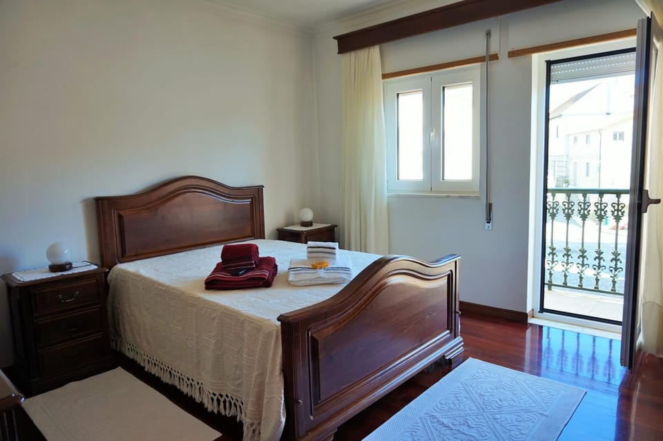 Bedroom, Street view