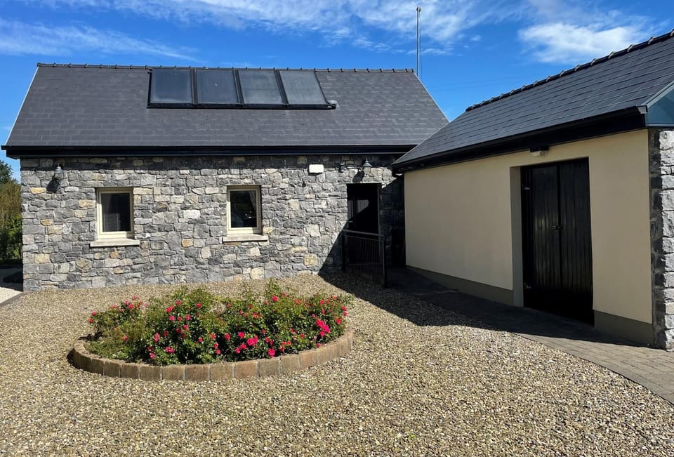 Castle View Cottage Where cozy meets castle views Apartment in County Clare