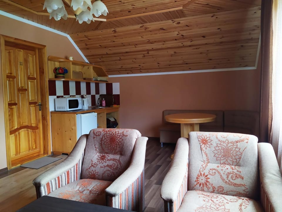 Coffee/tea facilities, Kitchen or kitchenette, Dining area