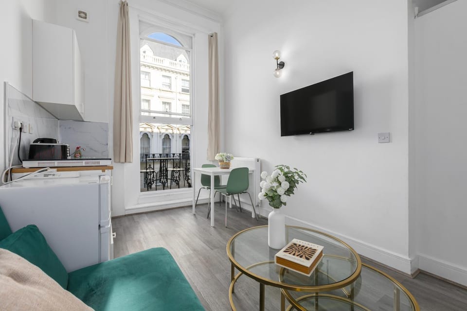 Chic Kensington Suite Apartment in City of Westminster