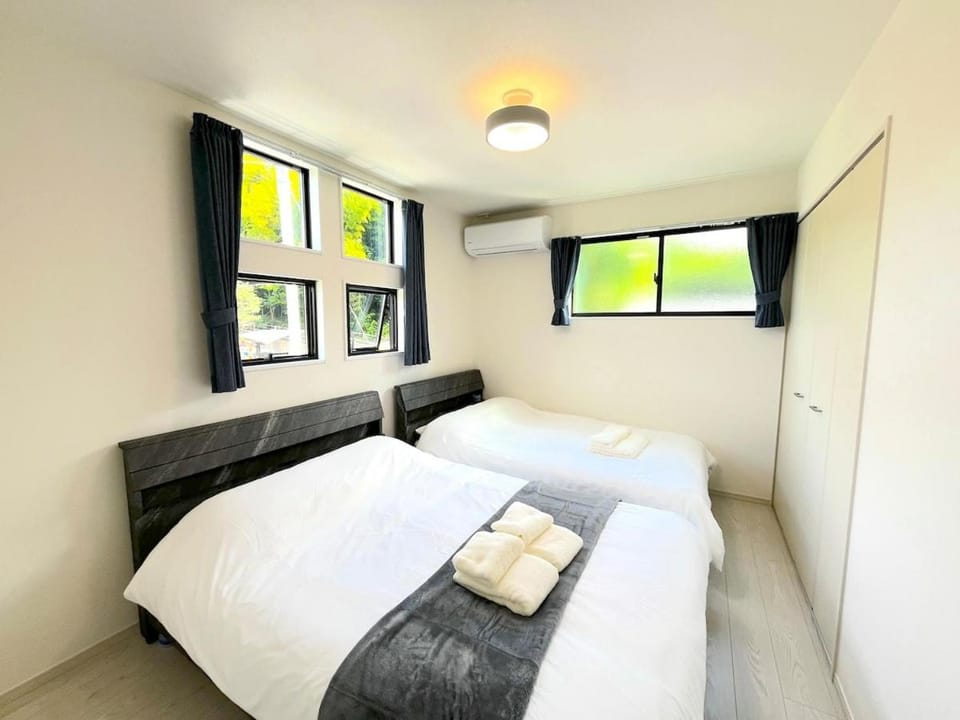 Max 12 people 10min drive from Fukuoka Airport Entire newly built 3LDK house 2 Houses Different Interiors 2 car parks House in Fukuoka