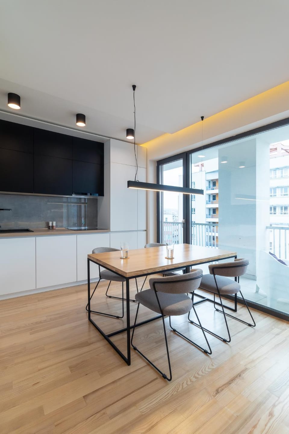 Kitchen or kitchenette, Dining area