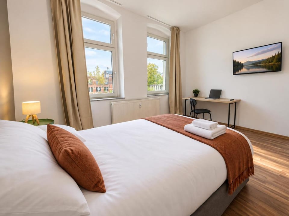 Bed, TV and multimedia, Photo of the whole room, Bedroom