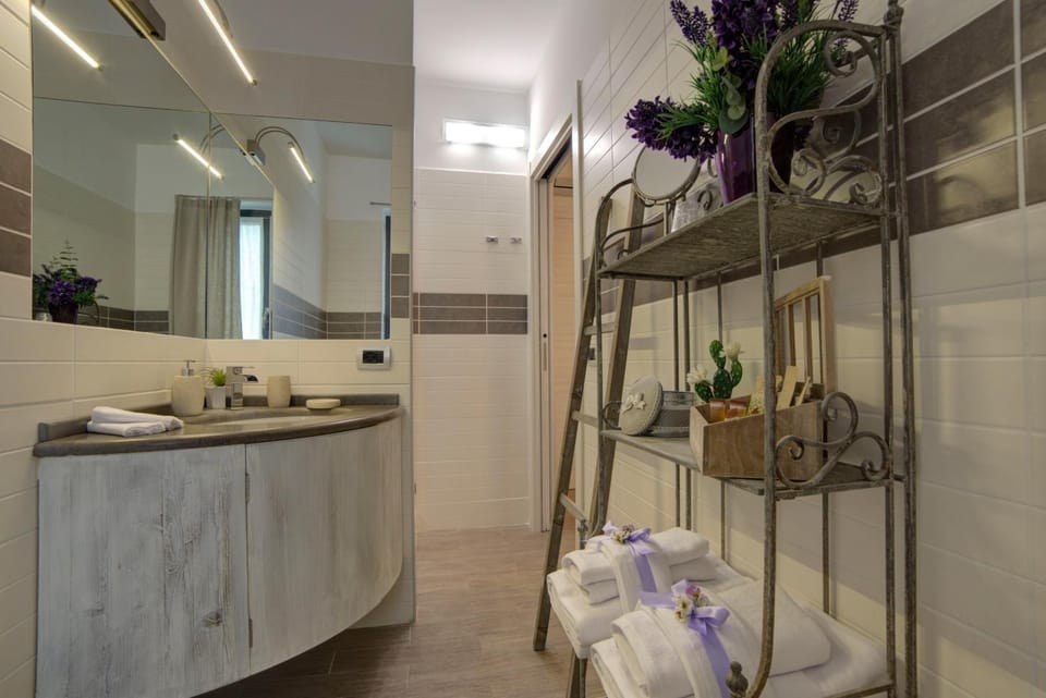 Bathroom, towels