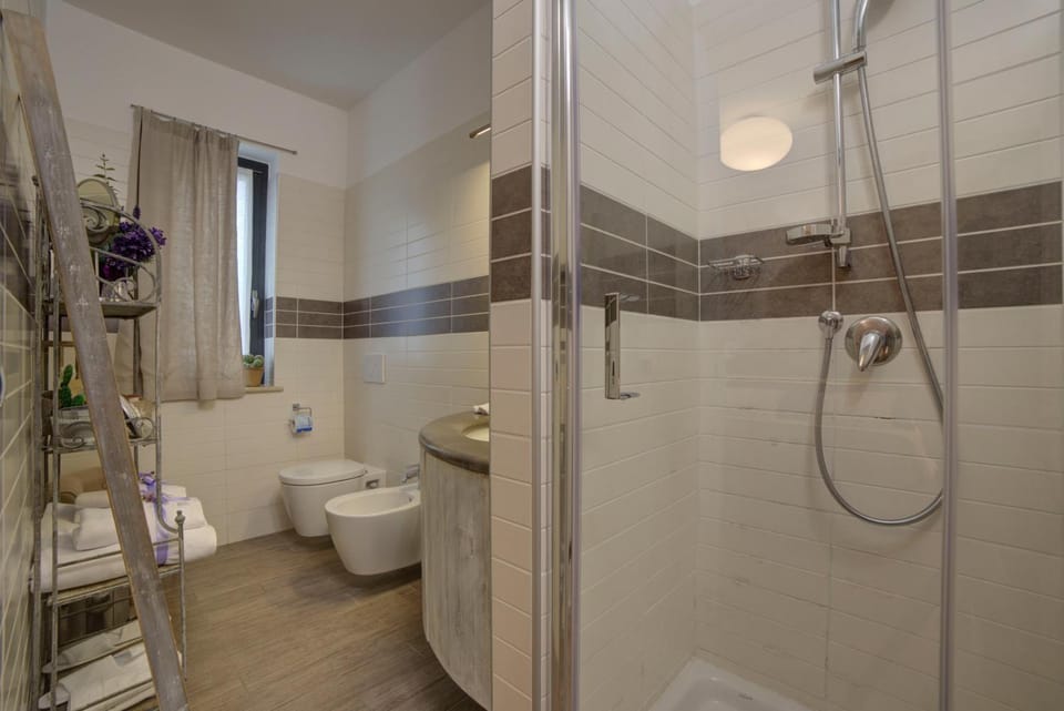 Shower, Toilet, Bathroom, bidet, towels