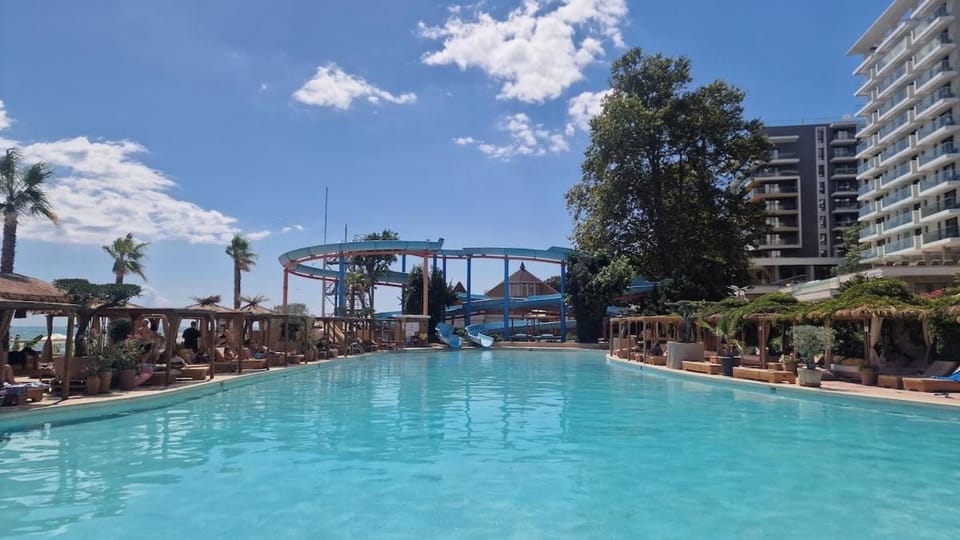 Day, Swimming pool