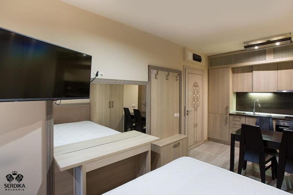 TV and multimedia, Kitchen or kitchenette, Photo of the whole room, Dining area