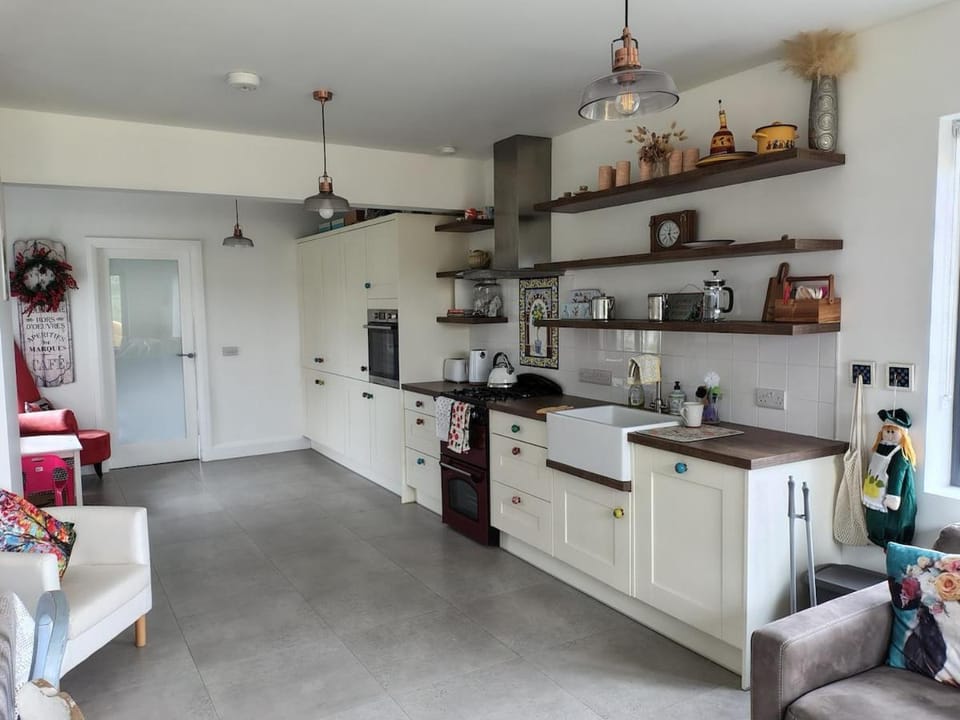 Bright & Spacious Seaside Bungalow, Spanish Point House in County Clare