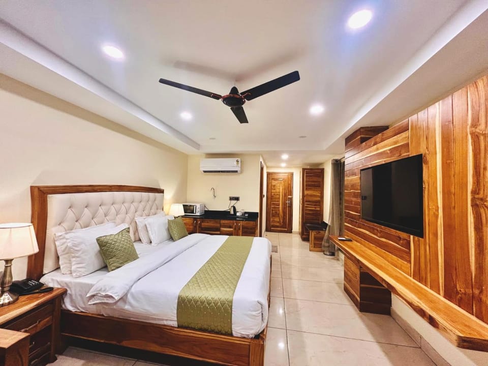 Bed, TV and multimedia, air conditioner