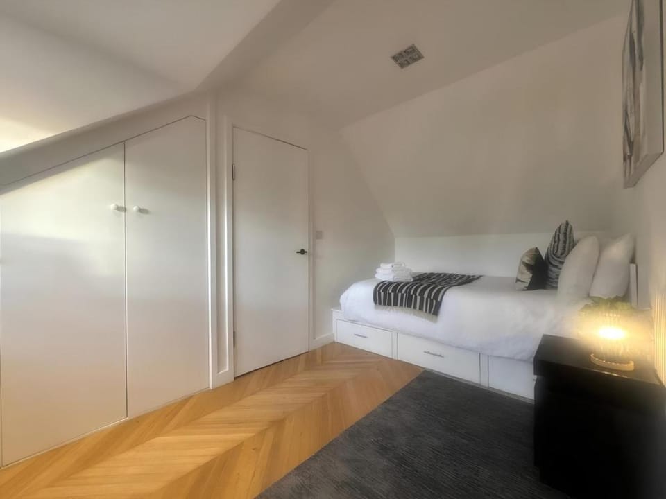 Fussy Stay - Stylish 2-Bed Home in Westcliff-on-Sea House in Southend-on-Sea