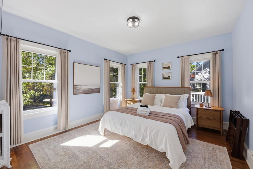 Spacious Shaker Heights Retreat Sleeps 10 House in Shaker Heights