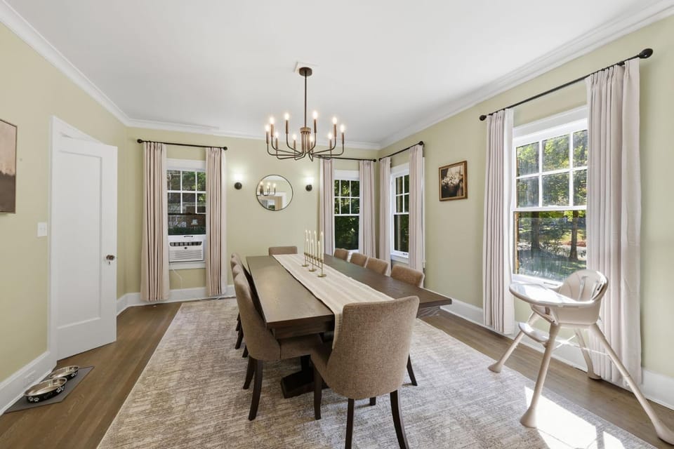 Spacious Shaker Heights Retreat Sleeps 10 House in Shaker Heights