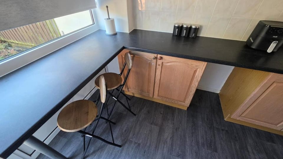 Cosy 3-Bed Home, Sleeps 6, Ideal for Families House in Corby