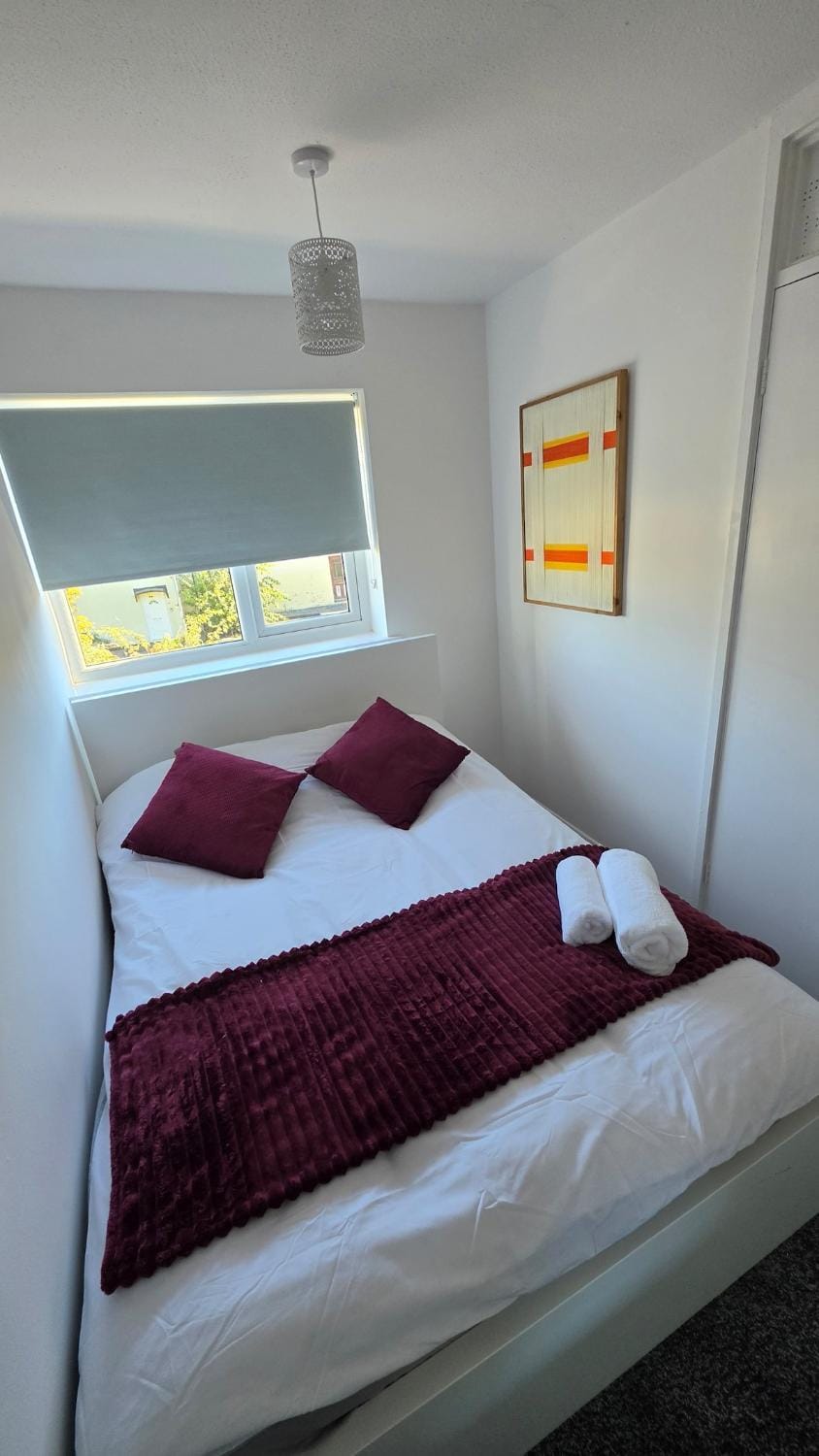 Cosy 3-Bed Home, Sleeps 6, Ideal for Families House in Corby